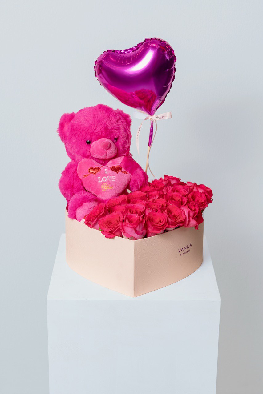 A contemporary expression of love and elegance discover our Heart Flower Boxes designed to impress