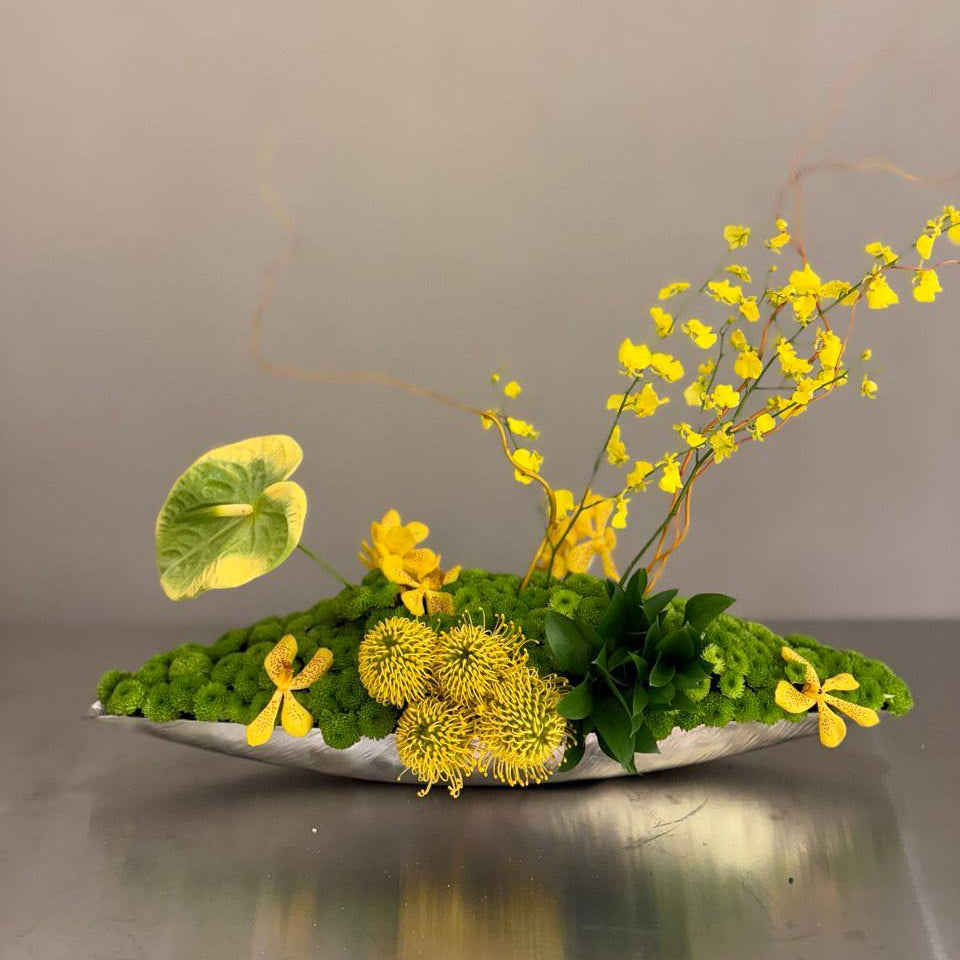 Luxury yellow and green modern floral centerpiece in an elongated vessel – Vanda Flower Boutique
70 x 20 x 40 cm